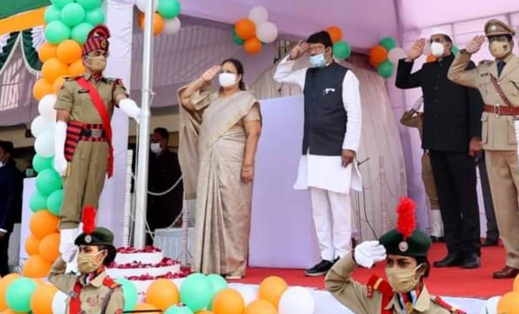 रायगढ़ में हर्षोल्लास के साथ मनाया गया गणतंत्र दिवस....महिला एवं बाल विकास मंत्री श्रीमती अनिला भेंडिया ने किया ध्वजारोहण...