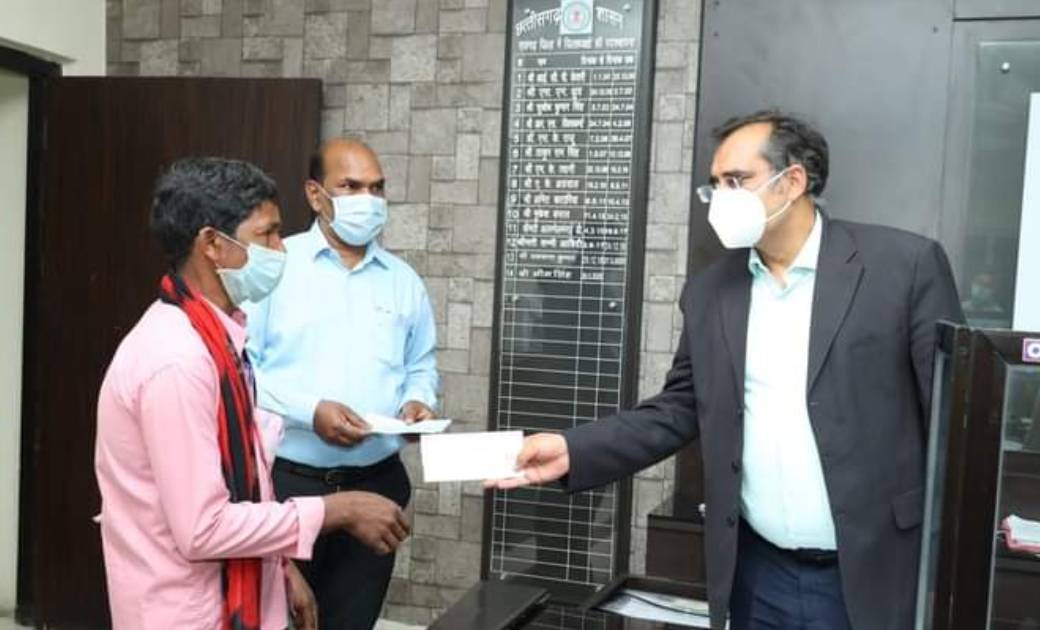 किसानों के आवेदनों पर करें तत्काल कार्रवाई-कलेक्टर भीम सिंह... जनचौपाल पर मिले आवेदनों पर कलेक्टर सिंह ने दिए सभी अधिकारियों को निर्देश..
