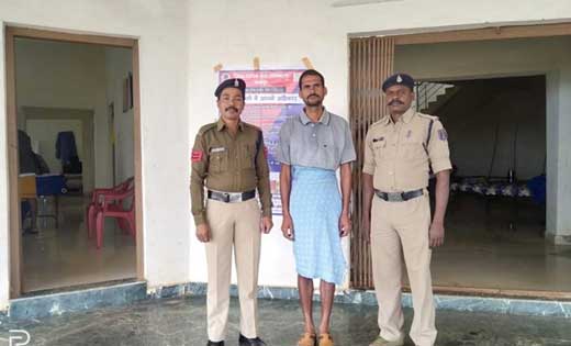 जशपुर : माँ के मारपीट कर फरार हुए बेटे को पुलिस ने किया गिरफ्तार 
