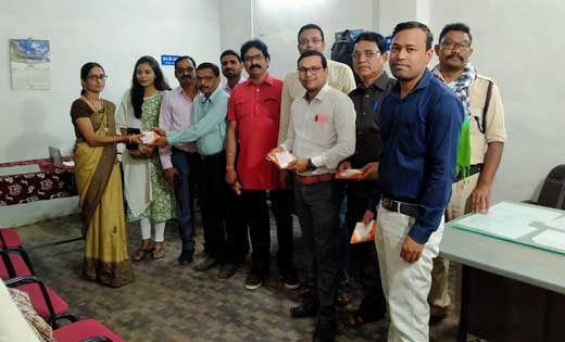 अमृत जगत शाखा प्रबंधक ने जिला सहकारी बैंक बसना के सभी कर्मचा... - CG Sandesh