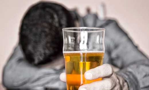 सांकरा : महुआ पेड के नीचे शराब पिलाने की सुविधा उपलब्ध कराने पर कार्यवाही.