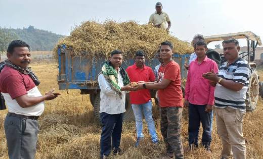 कुबेर ने गौठान के लिए दान किया पैरा...रेगड़ा के किसान को शाल श्रीफल देकर किया गया सम्मानित..