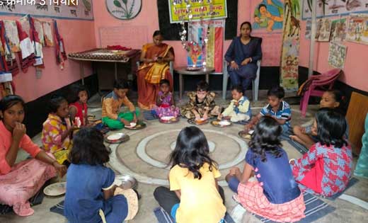 पिथौरा : बच्चों का बाल भोज कराकर नेहरू के जीवनी पर डाला गया ... - CG Sandesh