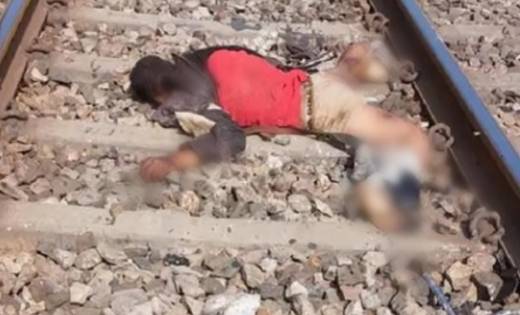 बंद फाटक पार करते वक्त बाइक का पहिया रेलवे ट्रैक में फंसा, ट... - CG Sandesh