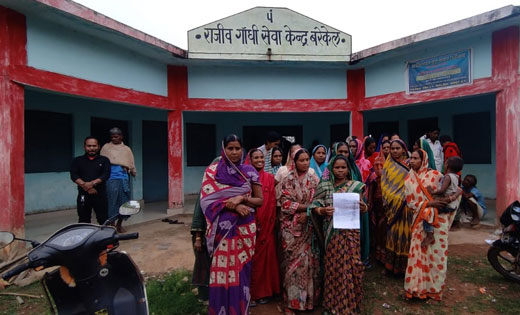 पिथौरा : ग्रामसभा के दौरान महिलाओं ने सचिव पर लगाये आरोप, कह... - CG Sandesh