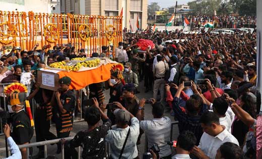 गमगीन माहौल में शहीद कर्नल त्रिपाठी, उनकी धर्मपत्नी और बेटे ... - CG Sandesh