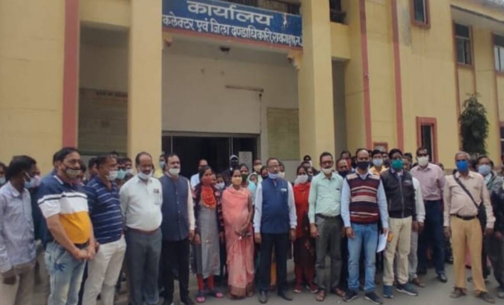 मुख्य कार्यपालन अधिकारी के कृत्यों से परेशान होकर सचिव और रोजगार सचिव ने कलेक्टर को सौंपा ज्ञापन..