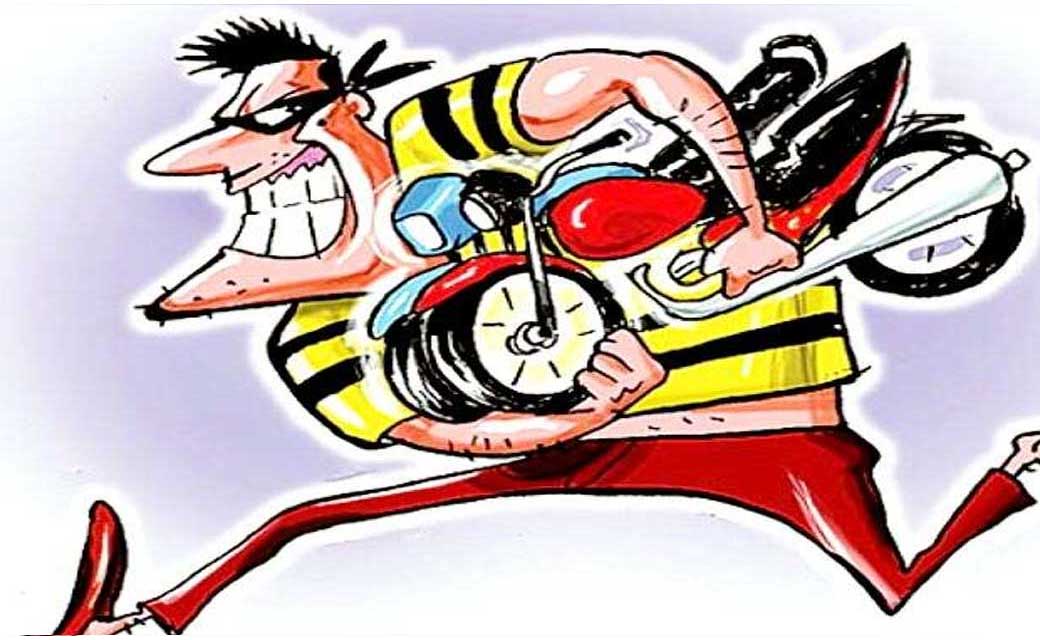 बागबाहरा : पेशाब करने गये व्यक्ति की मोटरसायकल हुई गायब.  - CG Sandesh