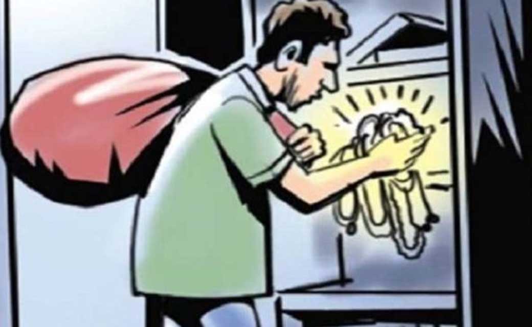 महासमुंद : घर के दरवाजे का ताला तोड़कर गहने और नकदी चोरी.