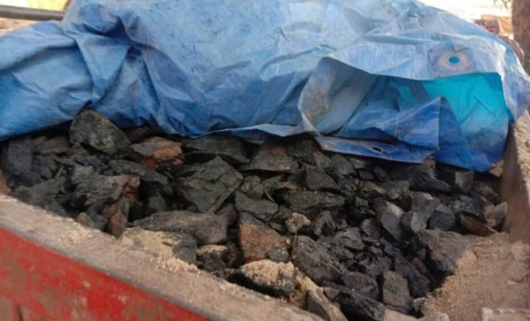कोयले की अवैध तस्करी करते पकड़ाया गया ट्रैक्टर...आंखों में धूल झोंकने कोयले के ऊपर भर गया था रेत....