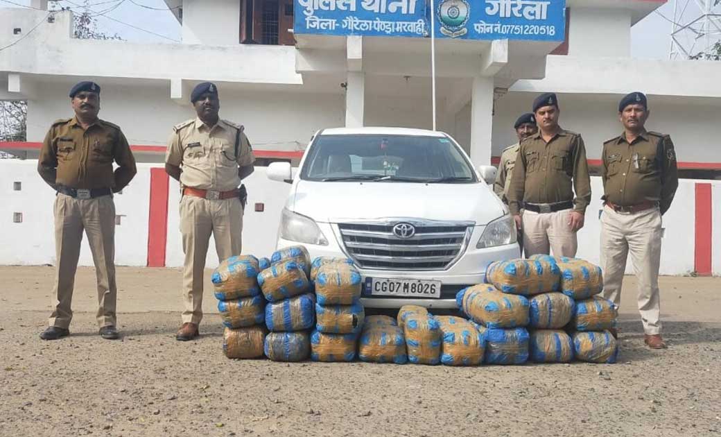 200 किलोग्राम गांजा के साथ इनोवा कार जप्त..पुलिस देख गाड़ी छोड़ भागे तस्कर..