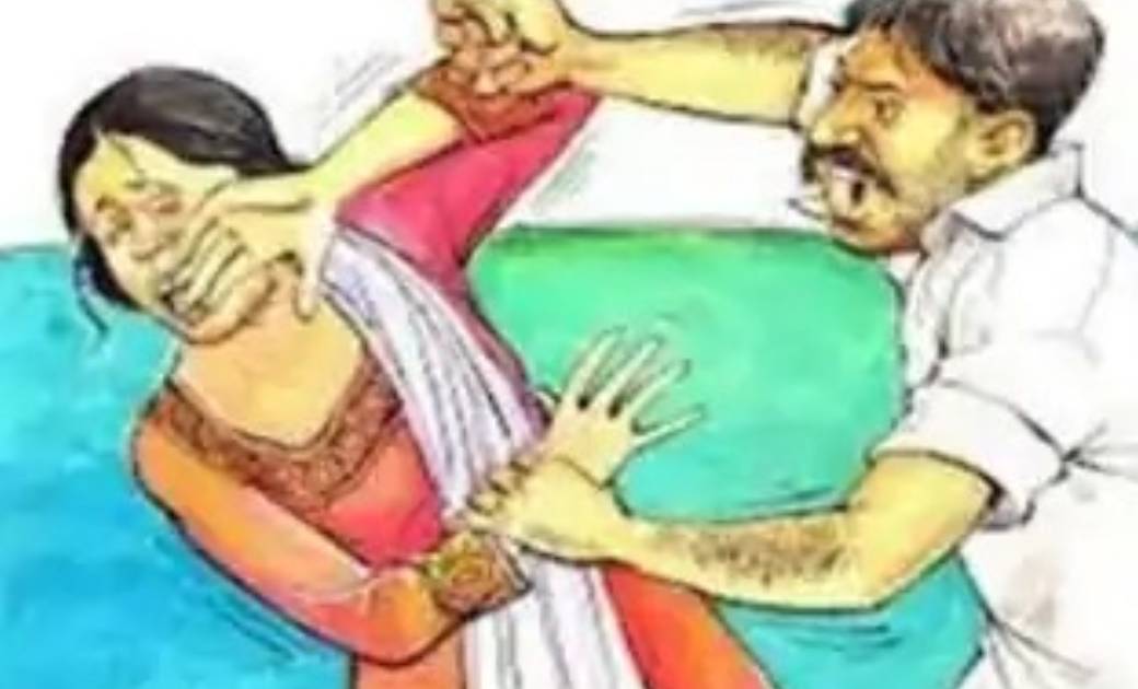 बसना : गली में अपने बच्चों के साथ धुप सेंकने बैठी महिला से ज... - CG Sandesh