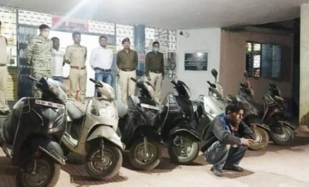 एक ऐसा चोर जो करता था सिर्फ स्कूटी की चोरी...जंगल मे छिपाकर ... - CG Sandesh