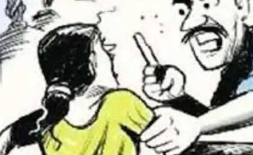 पटेवा : तू कौन होती है समझाने वाली, चुप रह ज्यादा बात करेगी  तो जान से मार दूंगा कहकर पति ने की डंडे से मारपीट.