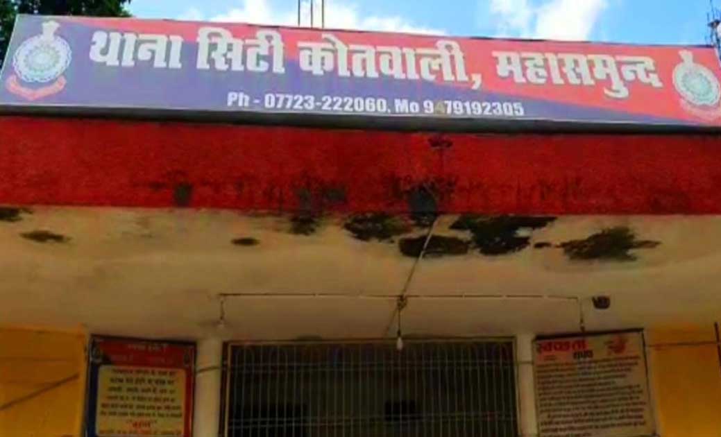 महासमुंद :  घर के मेन गेट को तलवार से मारकर दे रहा था जान से मारने की धमकी, मामला दर्ज