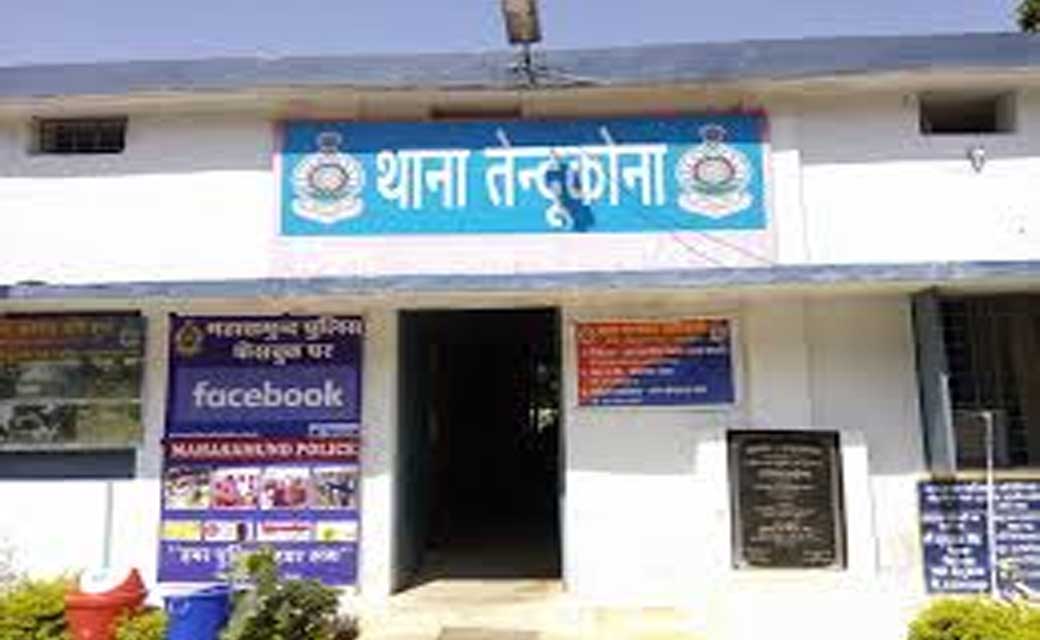 तेन्दुकोना : धन ख़रीदी केंद्र के सामने ट्रेक्टर को लापरवाहीपू... - CG Sandesh