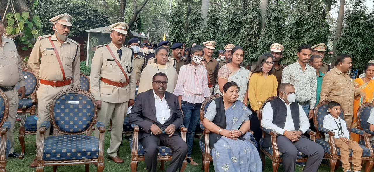 राष्ट्रपति पुरस्कार से कमांडेंट एस के कठुतिया को सम्मानित कि... - CG Sandesh