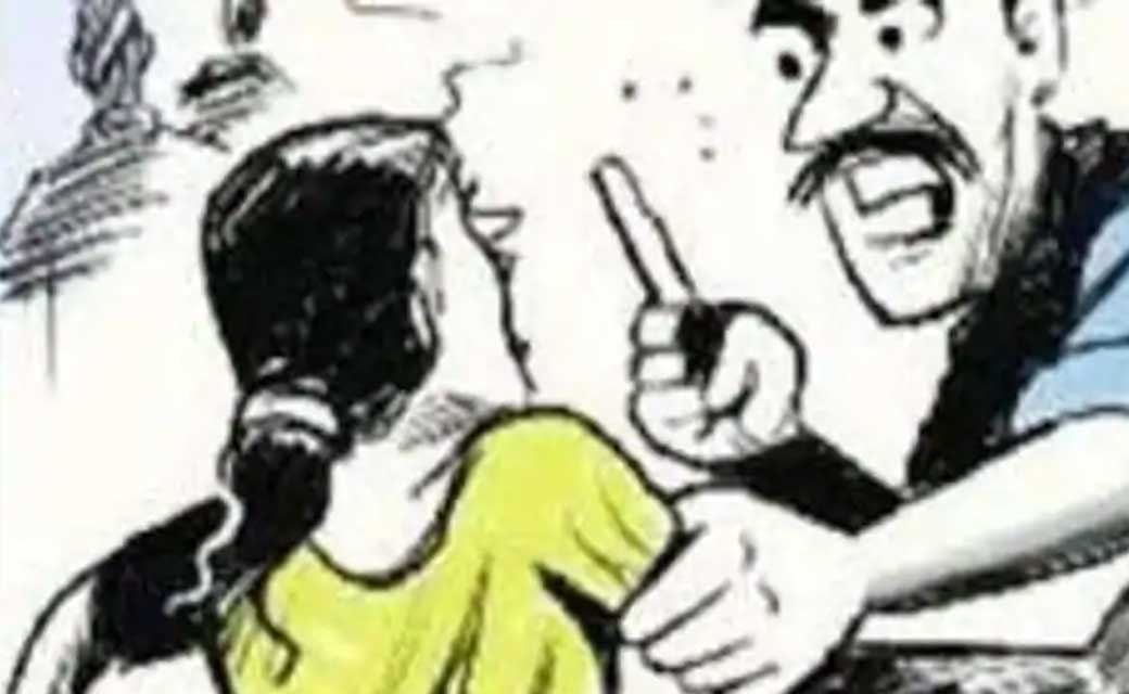 सिंघोड़ा : तुम्हारे चाचा बस्ती तरफ घुमने गये हैं कहने पर डण्डे से मारपीट.