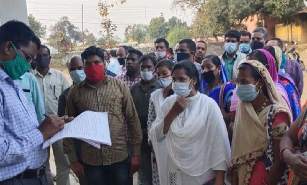 गोबर को लेकर उपजा विवाद अपने चरम पर... सी ई ओ के खिलाफ लामबंद हुए सरपंच, सचिव ,रोजगार सहायक संघ...लगाए कई गंभीर आरोप..!