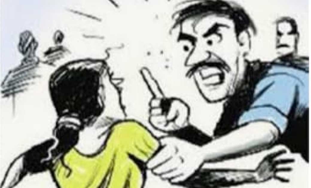 गाय ने किया पड़ोसी का नुकसान..! नुकसान की भरपाई करने गयी महिला से गाली गलौच और मारपीट..