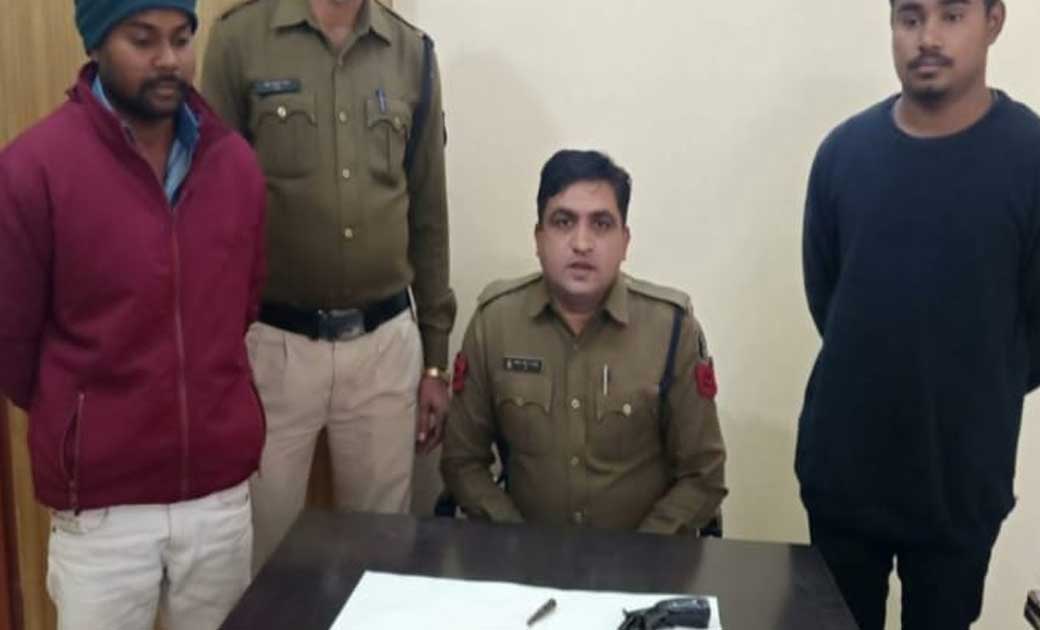 देशी कट्टा पकड़कर राहगीरों को धमका रहे थे दो युवक, अपराध दर्ज...
