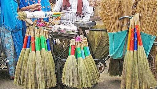 दीपावली के दिन झाड़ू खरीदना होता है बेहद शुभ,आप भी खरीदें  - CG Sandesh