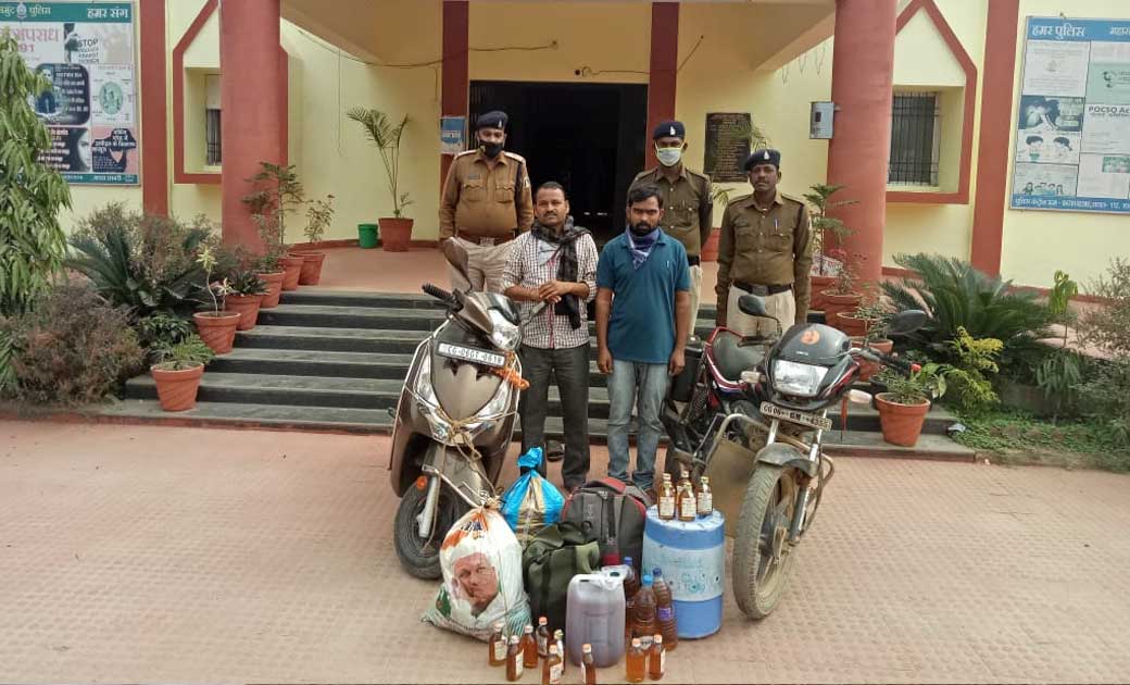 शराब के ढक्कन को सूजा से छेद कर पानी मिलाकर बेचने वाले दो गि... - CG Sandesh