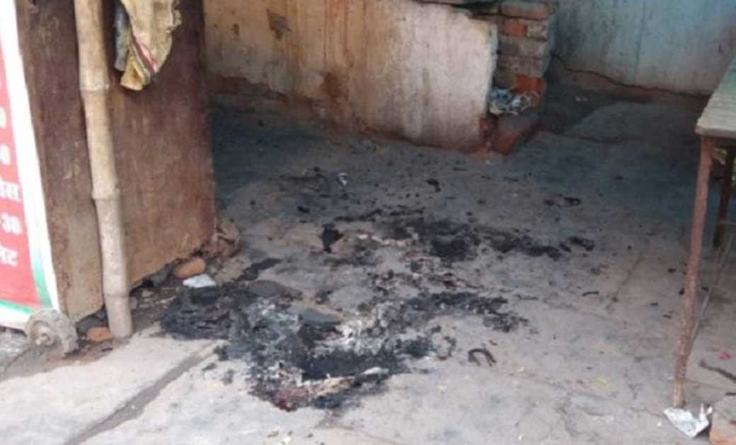 बिरयानी सेंटर के बाहर युवक का जला हुआ शव मिला....अभी तक युवक की पहचान नहीं हो पाई है....