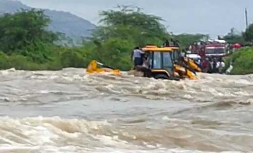 भारी बारिश के बीच चित्रावती नदी में फंसे 10 लोग, हेलीकॉप्टर ... - CG Sandesh