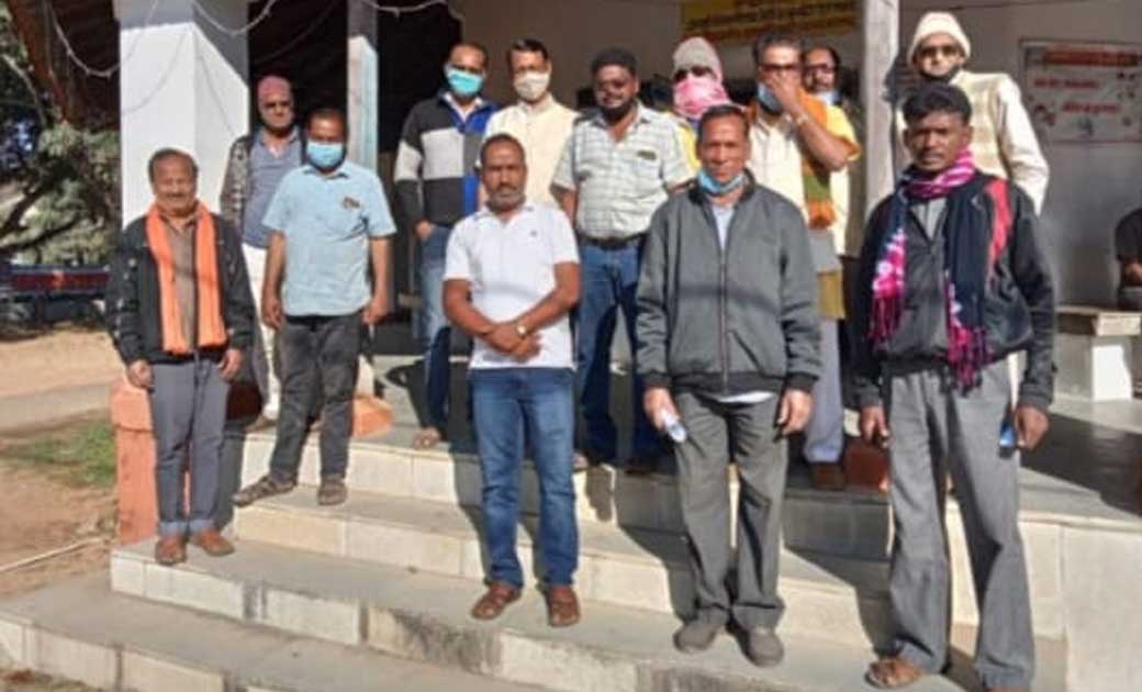 अंबेटिकरा मन्दिर समिति की बैठक सम्पन्न..भगवान के आभूषण में ठगी करने वाले वासुदेव नारायण ज्वेलर्स के संचालक नारायण सोनार पर होगी एफआईआर....