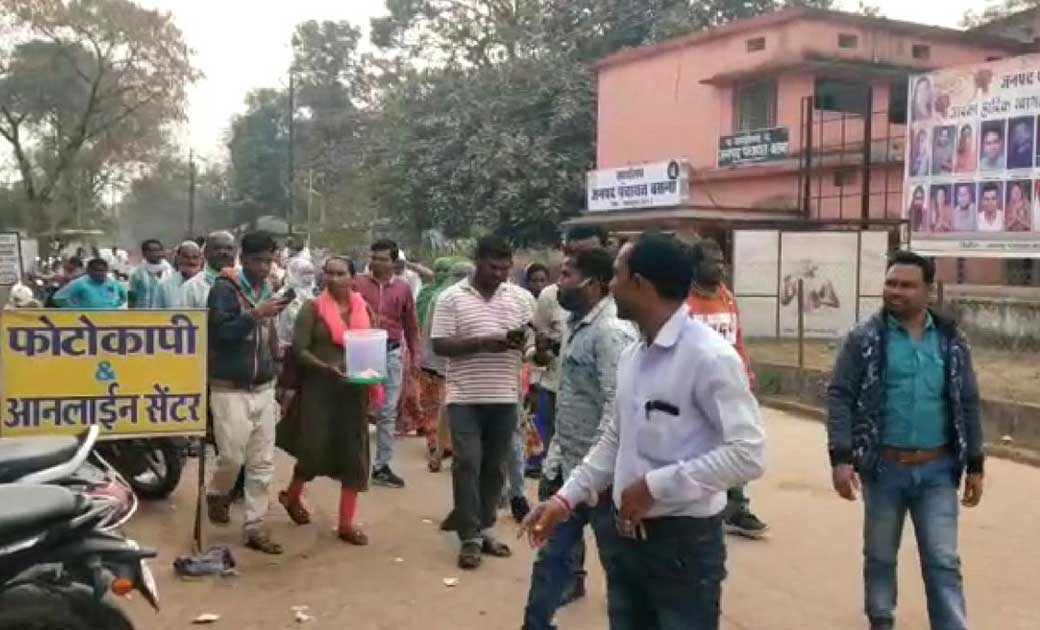बसना :  सरकार का बजट बढाने भिक्षाम देही कहते हुए दुकानों से ... - CG Sandesh