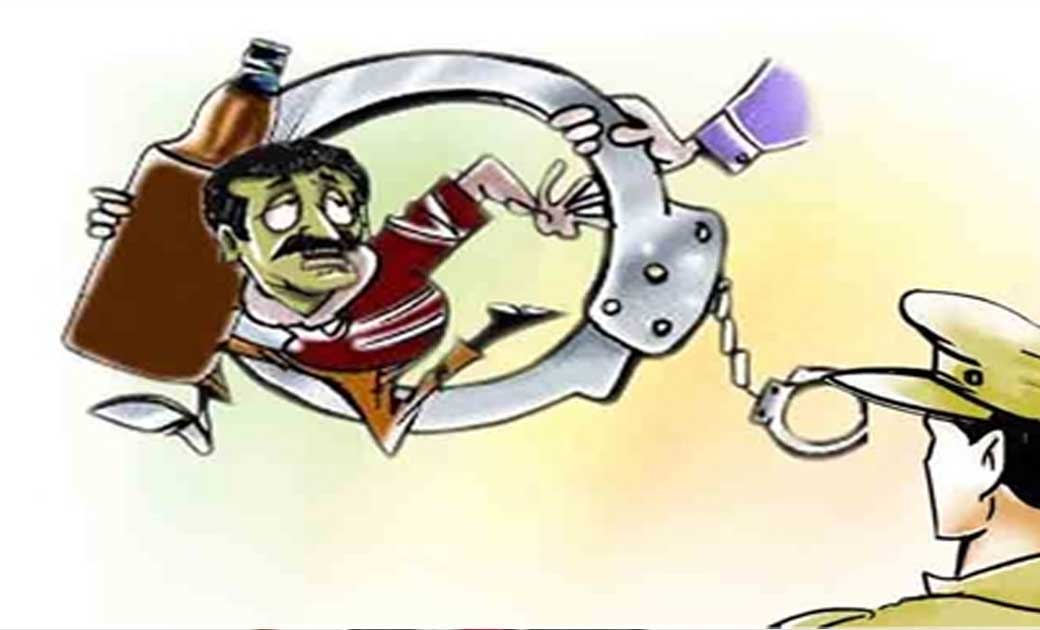 तेन्दुकोना  : लोगों को बैठाकर अवैध रूप से शराब पीने की सुविध... - CG Sandesh
