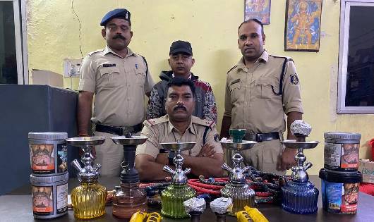 राजधानी में हुक्का रेड की कार्रवाई, कैफे में हुक्का पिलाते स... - CG Sandesh