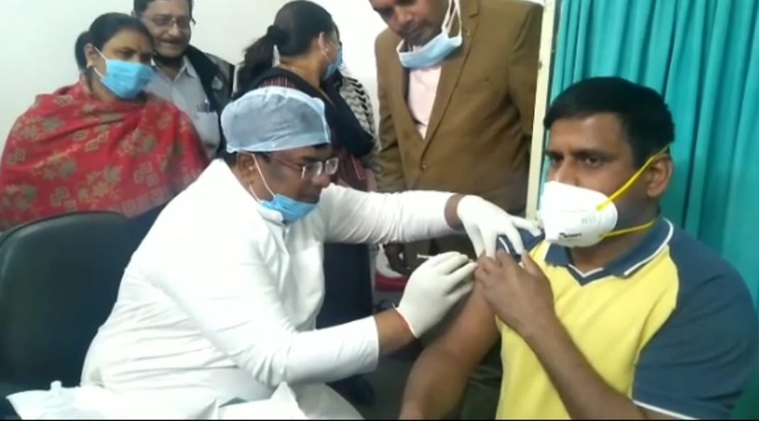 कोरिया जिले के तीन टीकाकरण केंद्रों में लगा कोरोना वैक्सीन, ... - CG Sandesh