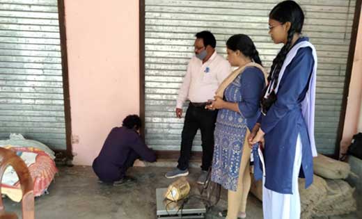 बिचौलियों पर कार्रवाई जारी  किराये के मकान से 140 बोरी धान जप्त