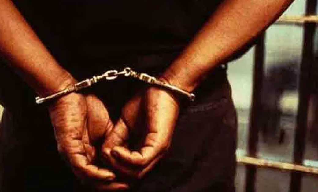 युवक जमकर उड़ा रहा था रुपए, पुलिस ने पकड़ा तो शराब दुकान का चो... - CG Sandesh