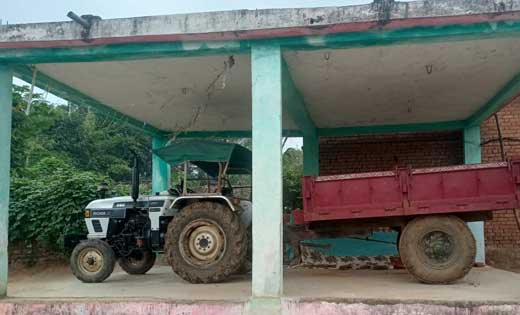 बसना : शासकीय रंगमंच पर पंच का कब्ज़ा, निजी समझकर रखा है ट्रै... - CG Sandesh