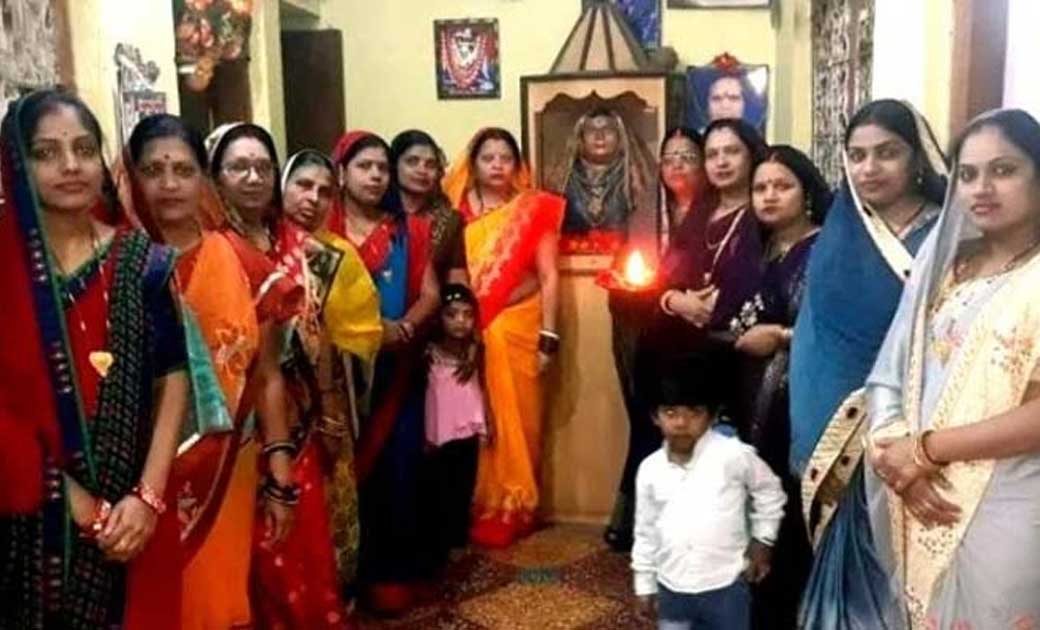 11 बहुओं ने बनवाया सास का मंदिर, सोने के गहनों से किया श्रृं... - CG Sandesh