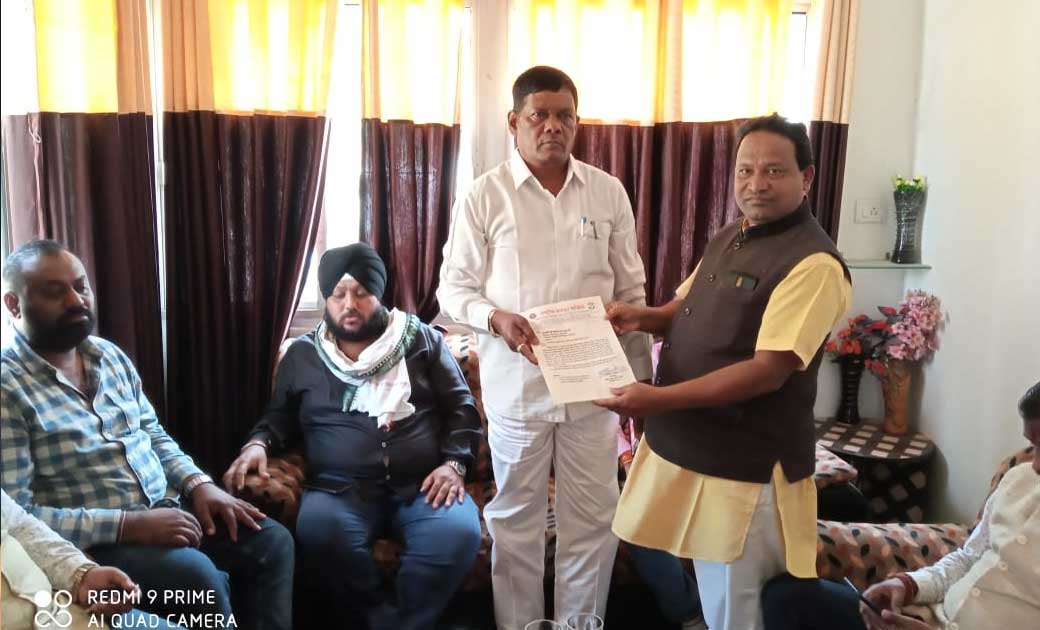 राष्ट्रीय मजदूर कांग्रेस के जिलाध्यक्ष संतलाल बारीक़ जी ने सर... - CG Sandesh