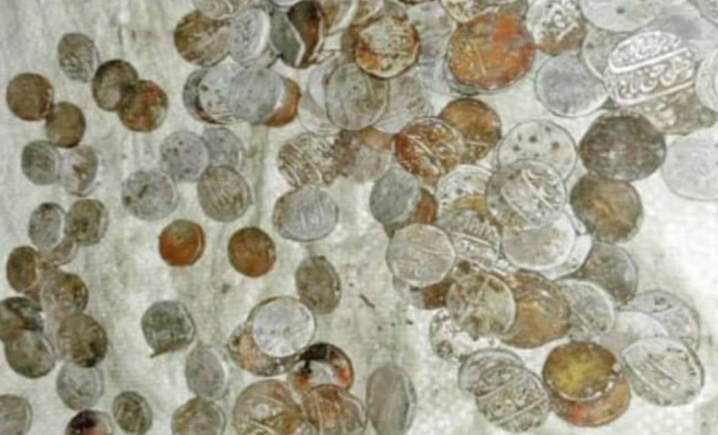 छतीसगढ़ में खेत की जुताई के दौरान मिले 2 किलो चांदी के सिक्के, अरबी में कुछ लिखा देखकर चकराया किसान....जाने क्यों पैसे को छूने तक राजी नही था किसान...