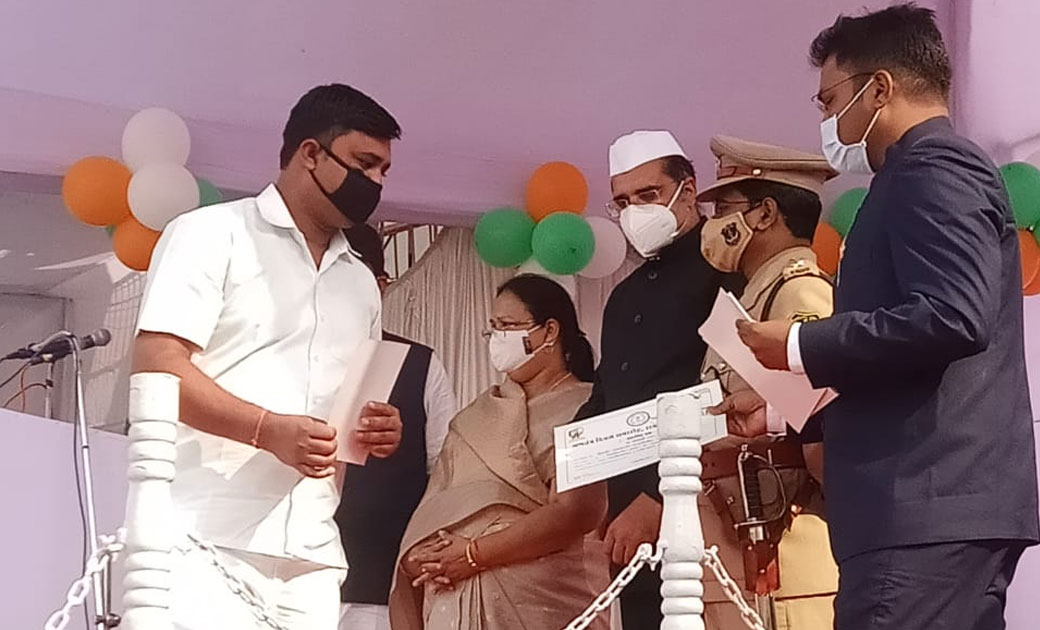 विजय बसंत हुवे गणतंत्र दिवस पर सम्मानित..कोरोनाकाल मे विशिष्ट कार्य एवं समाजहित में दिए 2.5 एकड़ भूमि हेतु महिला विकास मंत्री अनिला भेड़िया ने दिया प्रशस्ति पत्र.....