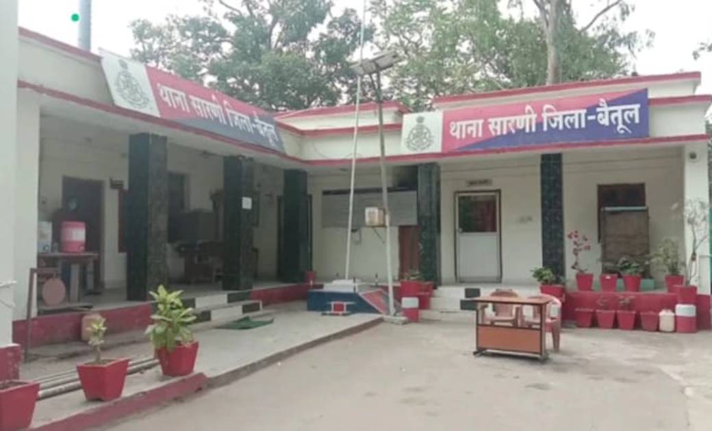 पिता बॉयफ्रेंड से मोबाइल पर बात करने से  करते थे  मना,,, दोस... - CG Sandesh