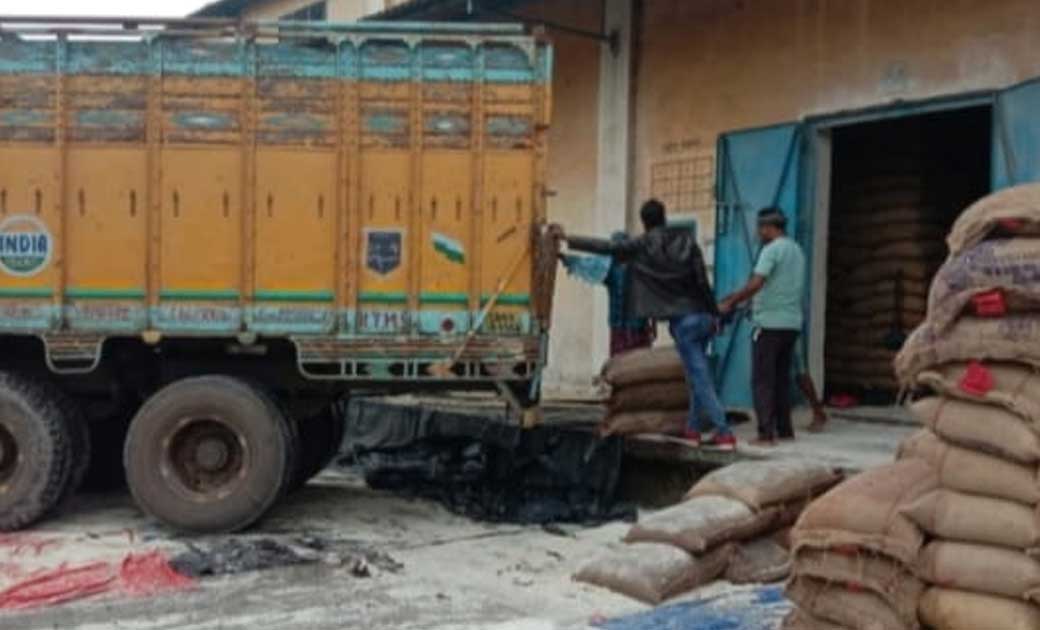 कमीशन के खेल में भीग गया कई लाख का चावल…! अधिकारी झाड़ रहे पल्ला...जिम्मेदार कौन?