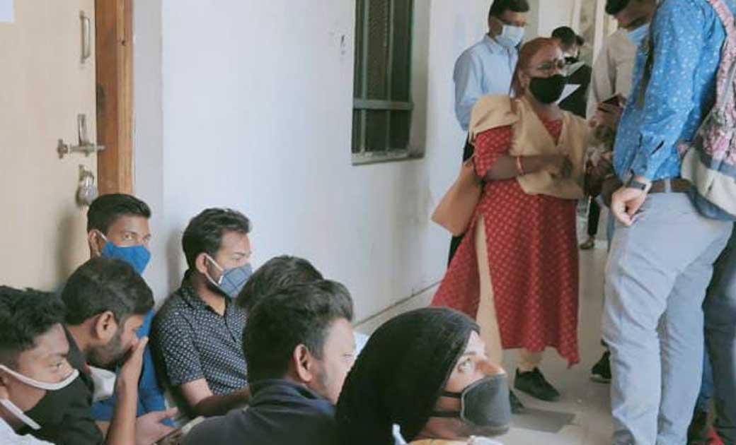 डिग्री कॉलेज प्रबंधन के मनमानी से आक्रोशित होकर एनएसयूआई ने किया हल्लाबोल प्राचार्य कक्ष में जड़ा ताला,दिया धरना....