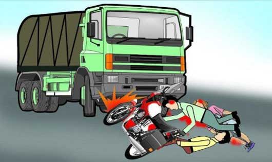 सरायपाली : ट्रक की टक्कर से बाइक सवार दम्पति गंभीर.