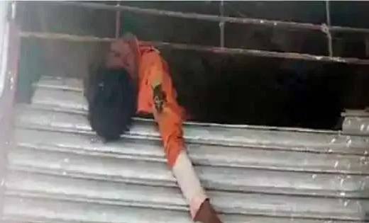 रात को चोरी करने घुस रहा युवक शटर में फंसा, दम घुटने से हुई ... - CG Sandesh