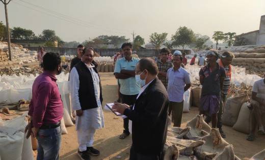 पिथौरा: सहकारिता मंत्री डॉ. टेकाम ने धान उपार्जन केन्द्र भगत... - CG Sandesh
