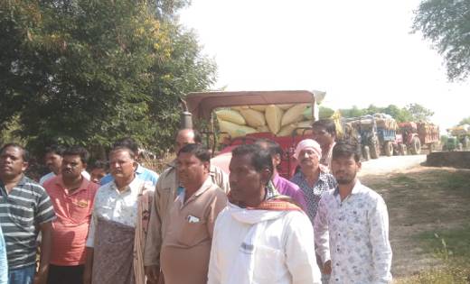 पिरदा में 12 बजे तक धान खरीदी करने कोई तैयार नही था, तहसीलदा... - CG Sandesh