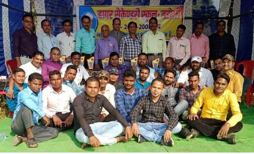 बसना: हायर सेकंडरी स्कूल बरोली के पूर्व छात्रों के द्वारा कि... - CG Sandesh