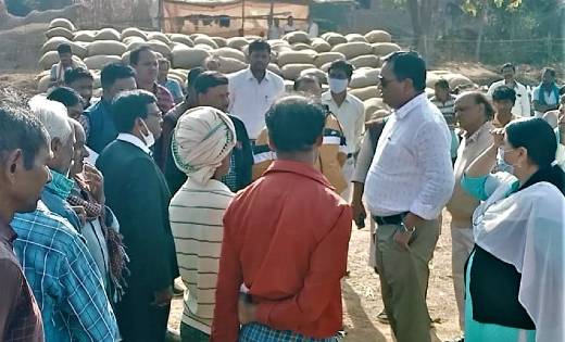 बसना: कलेक्टर डोमन सिंह ने धान उपार्जन केन्द्र बड़ेटेमरी और भ... - CG Sandesh